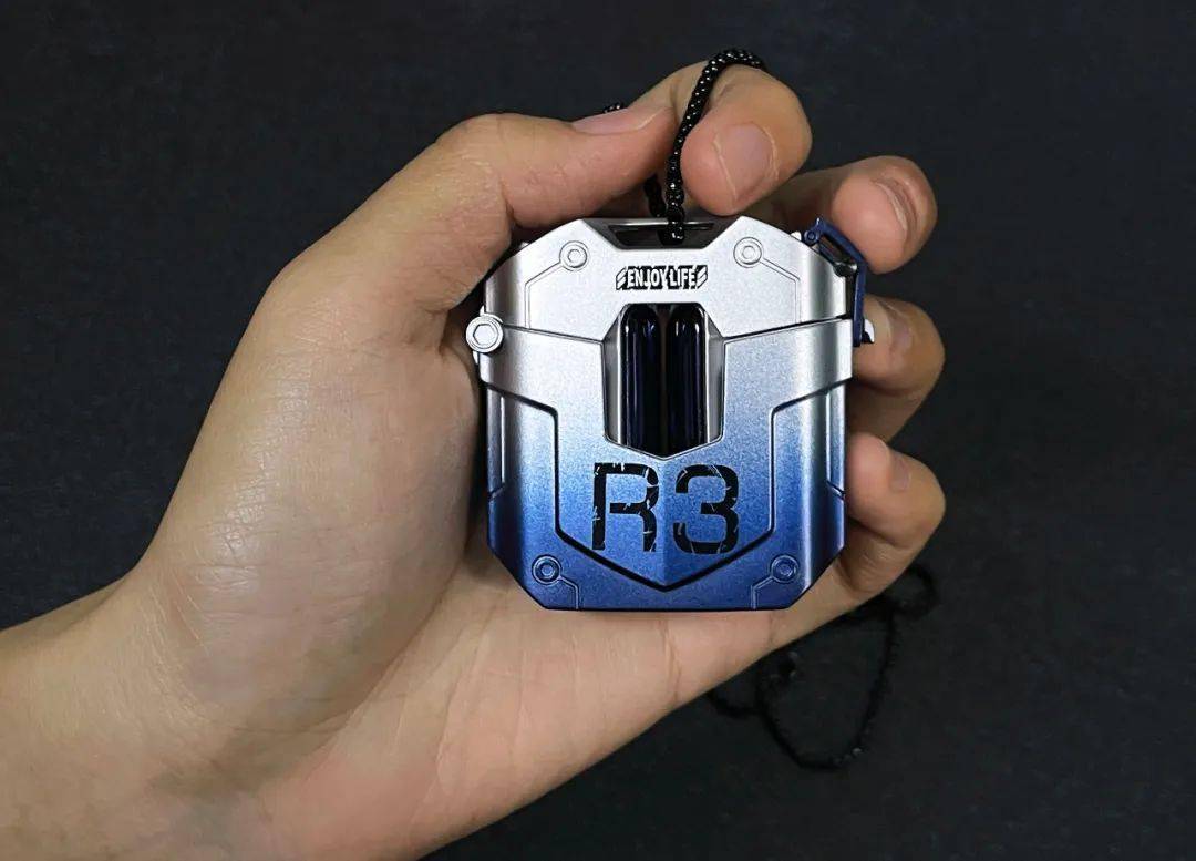 赛博朋克机甲风的蓝牙耳机,开盖秒连,带给你与众不同的听觉盛宴!