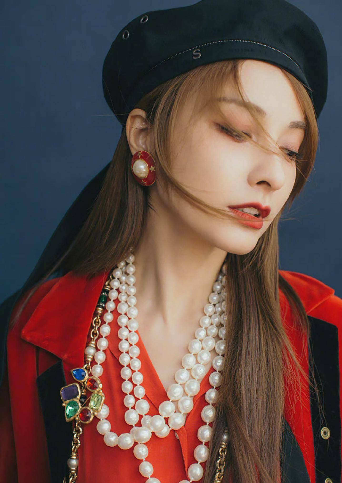 吴昕土妞逆袭成女神,穿红色丝绒外套叠戴3层珍珠项链,奢华复古_黑色