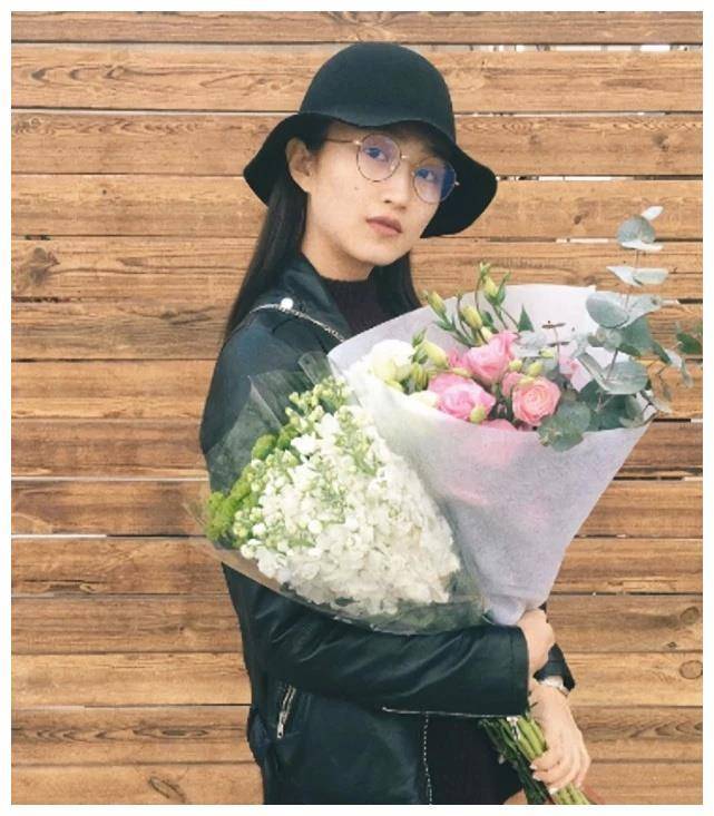 王艺菲_穿着_黑色