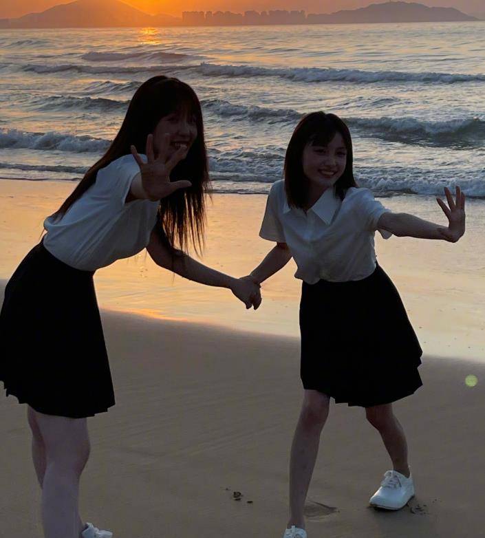 虞书欣林小宅海边合照,二人穿jk制服超可爱,腿围差我却看愣了_和林