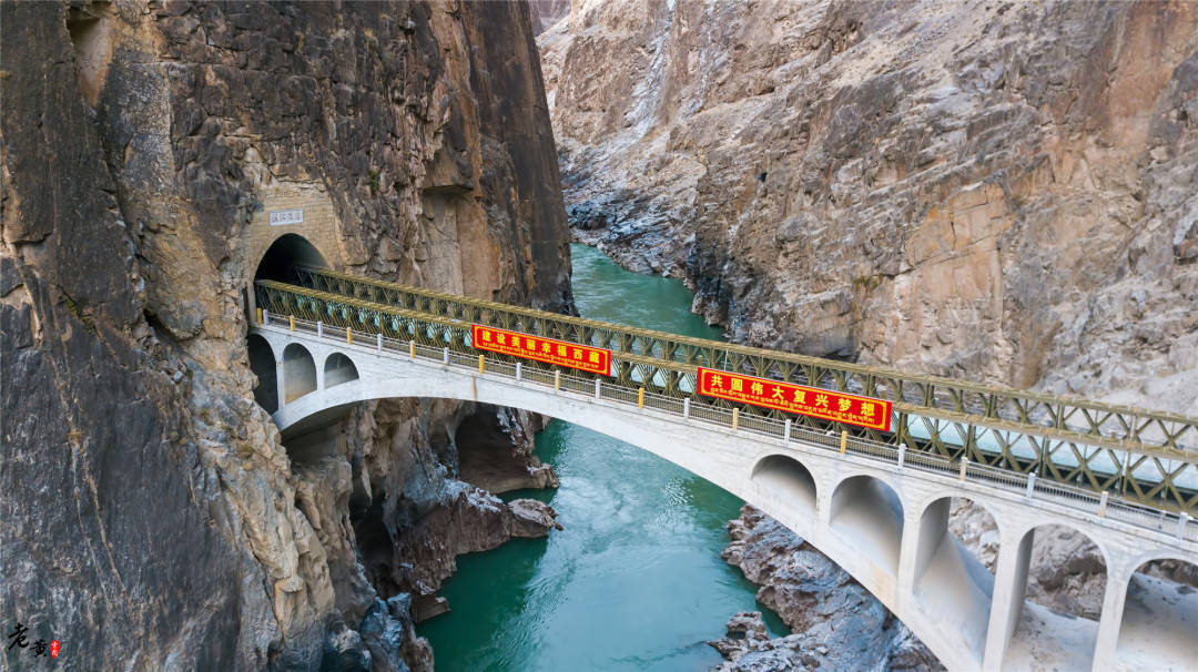 西藏这座桥背后有个动人故事,车辆经过大多鸣笛,只