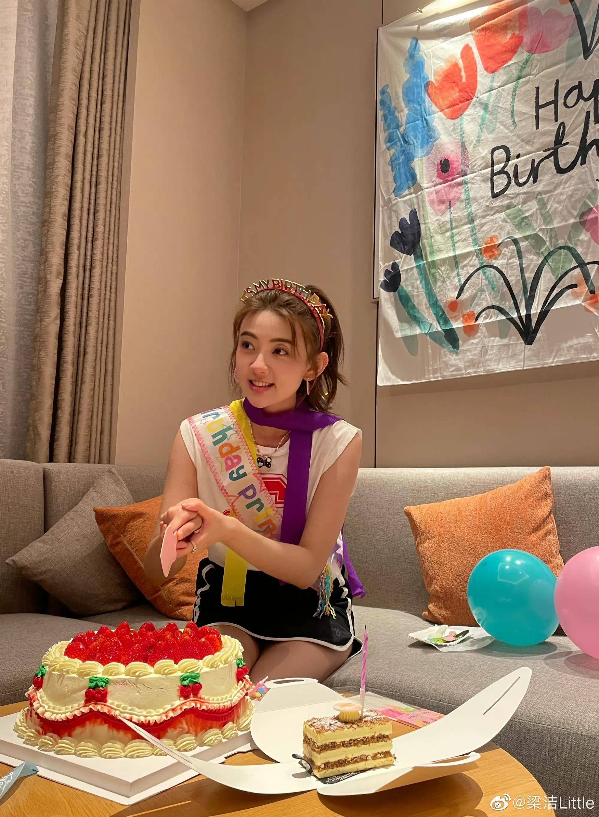 《双世宠妃》女主梁洁昨日迎来28岁生日,看生日照片还以为她18岁_合作