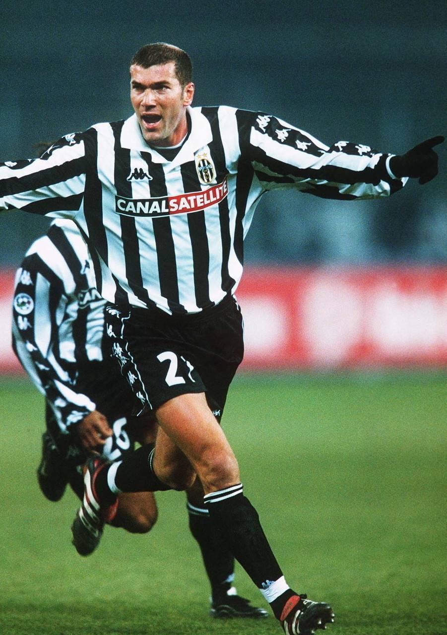 足坛21号球员盘点:皮尔洛,拉姆,齐祖珠玉在前,新生代德容上榜_齐达内