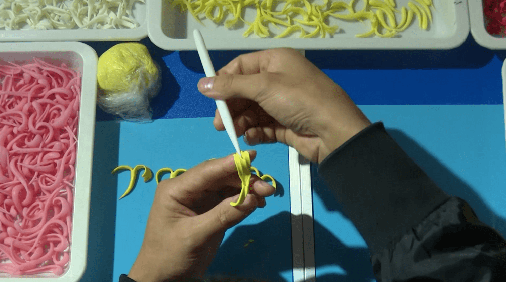 詹跃很快就掌握了彩色面塑精加工的设计,步骤和配方,他的面塑水平也