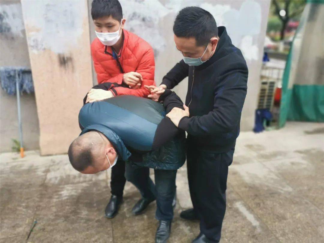 【身边好人】张文迪:薪火相传的大爱善举,追光路上的藏蓝守护_社会