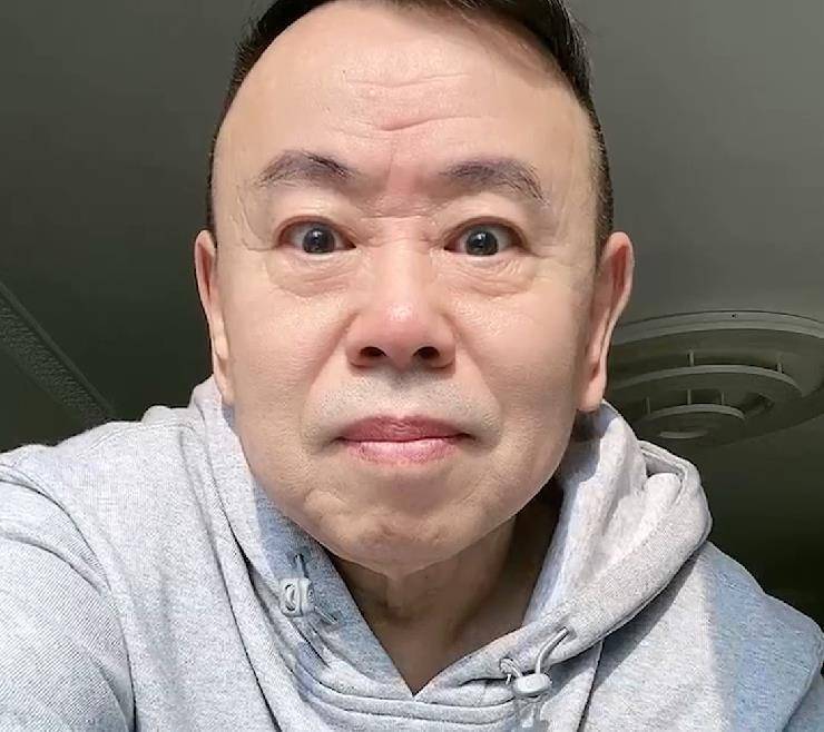 潘长江:认辛巴当干儿子,出镜卖货满嘴跑火车,酒瓶带钻价值百万_网友