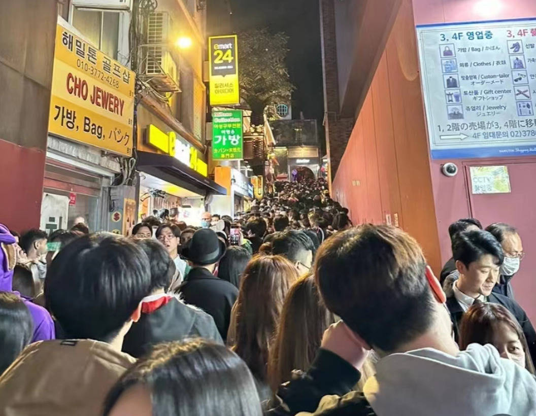 韩国踩踏事故地为下坡窄巷仅宽4米，亲历中国留学生：有人被挤得往墙上爬