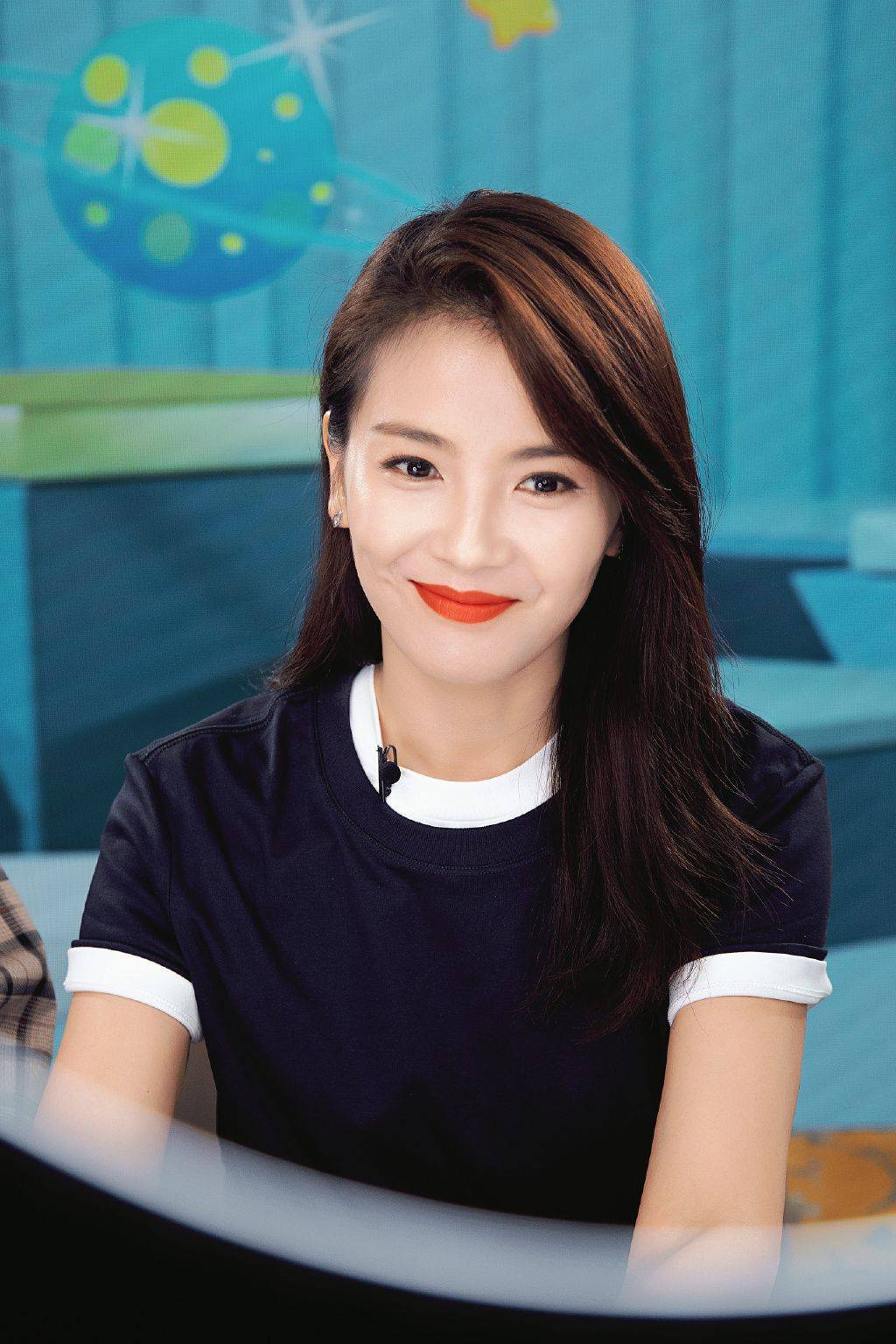 刘涛拍摄生图,装高冷奈何颧骨太高了,还是笑起来好看有亲和力!