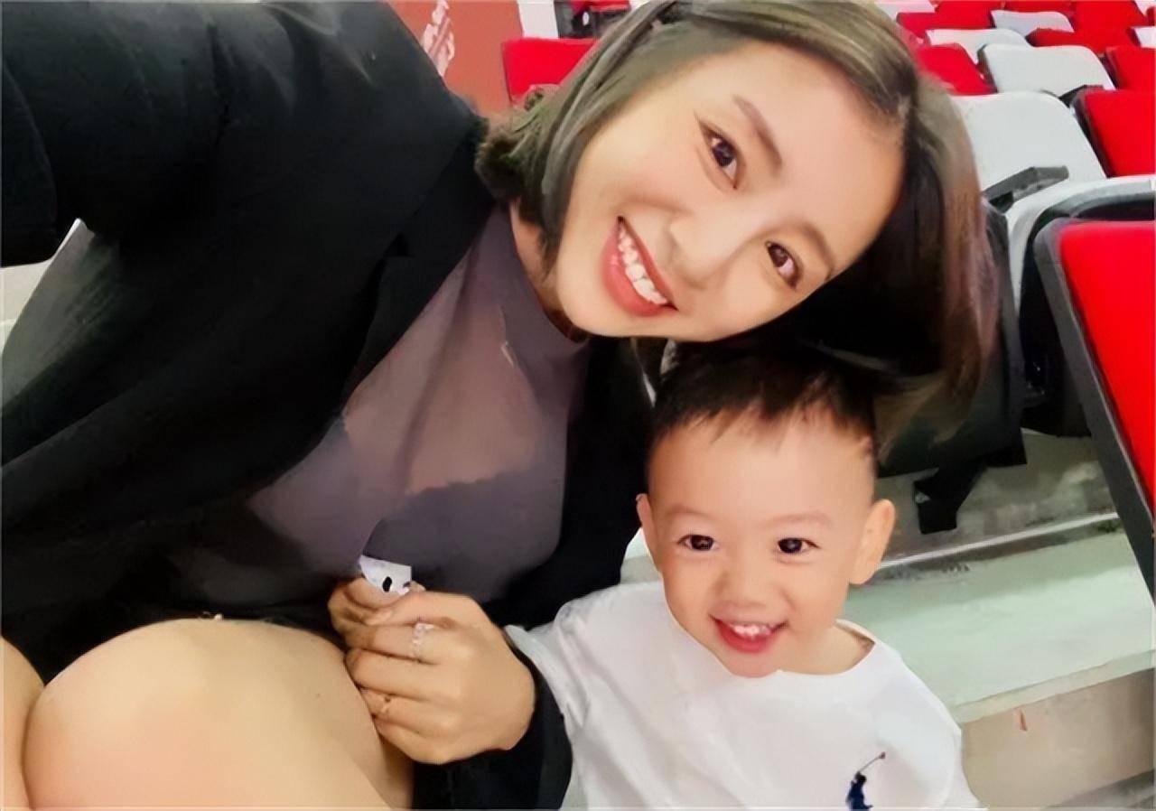 如今,周捷与邹凯已经结婚多年,但两人依旧恩爱如初,每次到了周捷的
