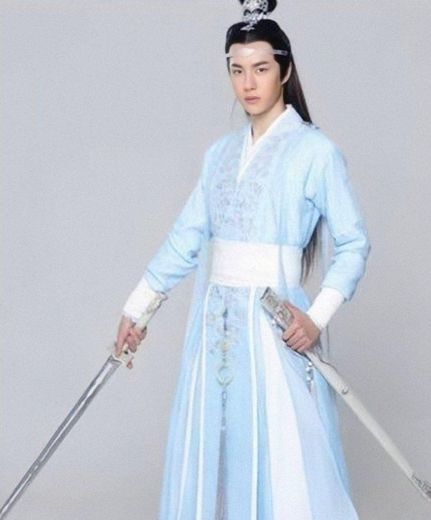 王一博《陈情令》初始定妆照，古装PK现代装穿搭，你更喜欢哪个？_搜狐网