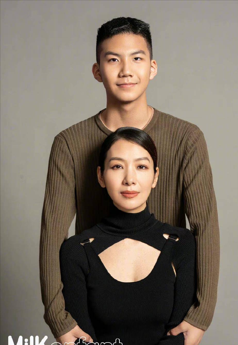 胡军儿子康康与妈妈姐姐同框超有范,帅气十足越来越像