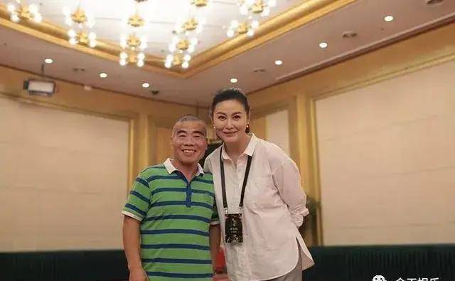 武大郎扮演者宋文华,媳妇一出场,大家都笑了_潘六姐_妻子_身高