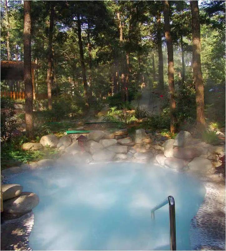 安宁温泉:山水胜境,康养休闲_森林_龙山_小镇
