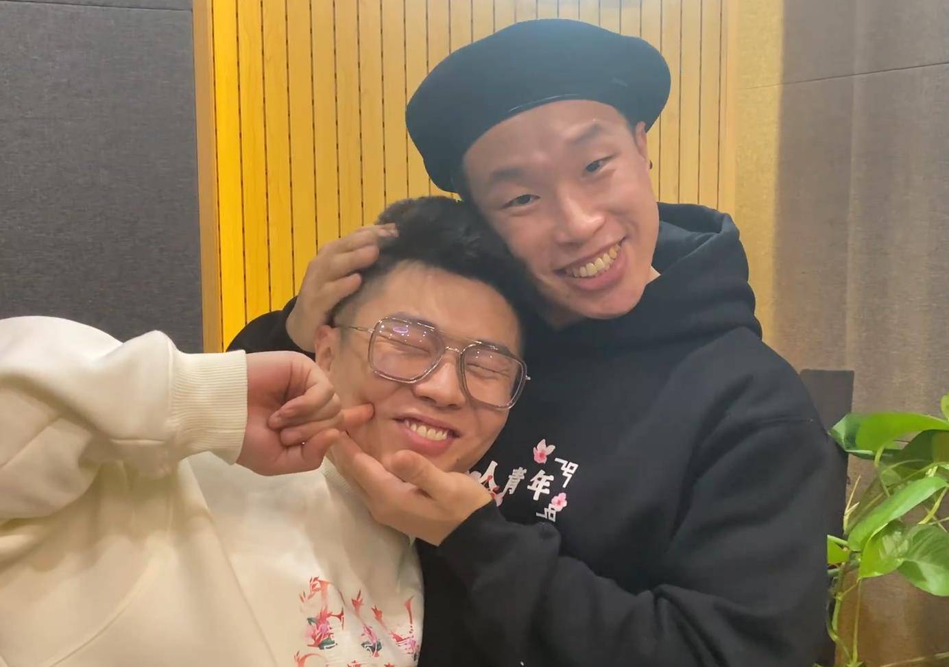 德云社众人祝贺周九良生日,本人化身橘猫在烧饼身边撒娇_祝福_小猫