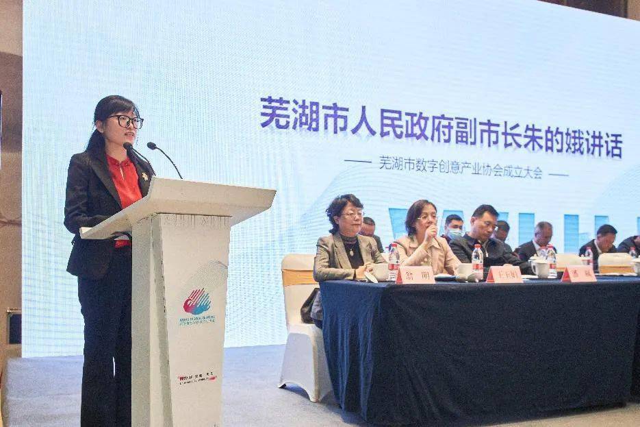 市政协主席张峰,市委常委,宣传部长韦秀芳,副市长朱的娥,市政协秘书长