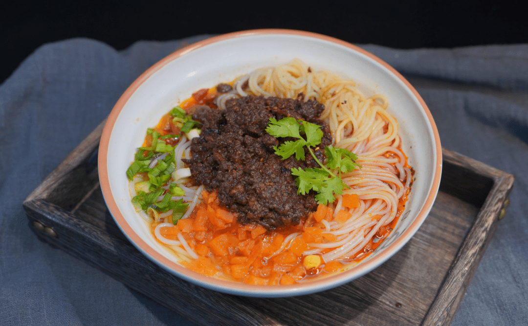 日喜尝酱香米线,地道徐州风味!_肉酱_蒜苗_香菜