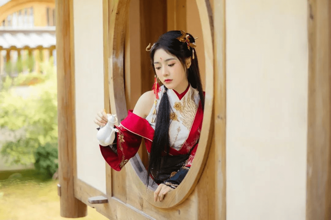 张予曦,唐诗逸阵营又添大将,前snh48莫寒一白一红装扮出场,太美了_女