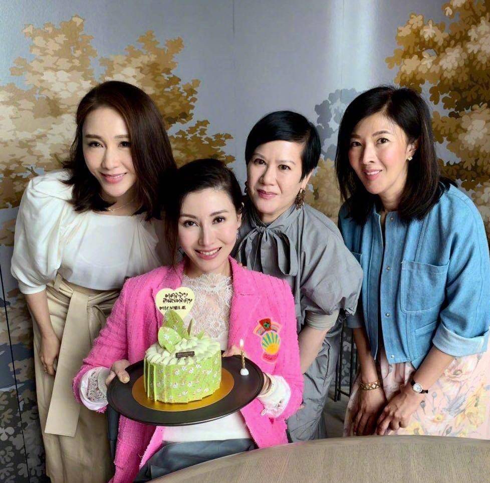 李嘉欣50岁生日当天晒美照,一笑嘴角纹鱼尾纹太真实_李嘉明_白色_外套