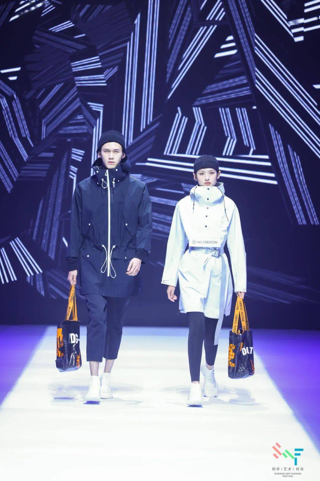 热点| 艺工融合 北京服装学院"时尚 运动"动态秀沉浸式上演_中国_艺术