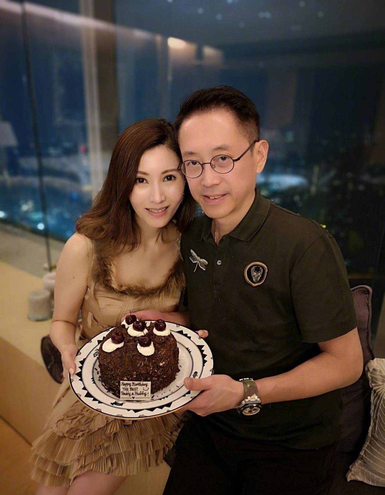 李嘉欣50岁生日当天晒美照,一笑嘴角纹鱼尾纹太真实_李嘉明_白色_外套