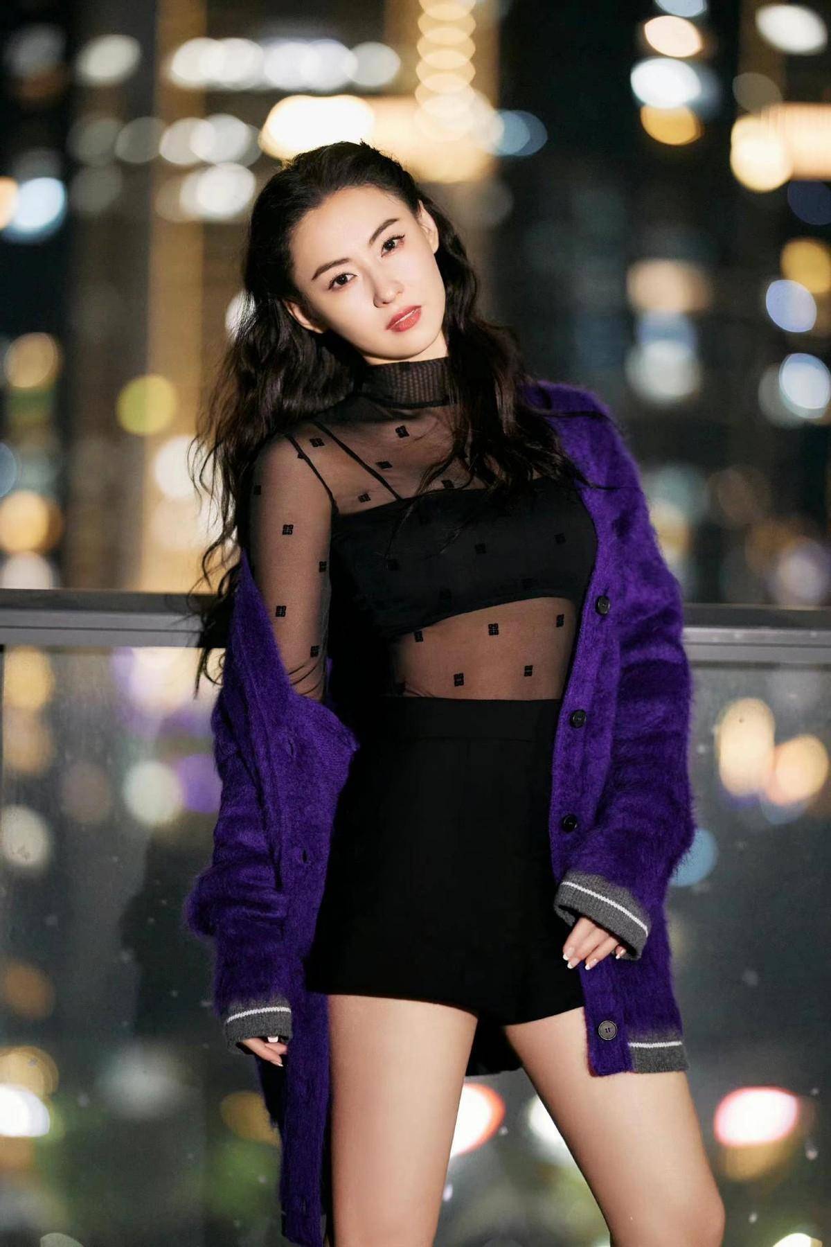 42岁张柏芝怎么折腾都好美!新造型logo花纹布满全身,密恐要慎入