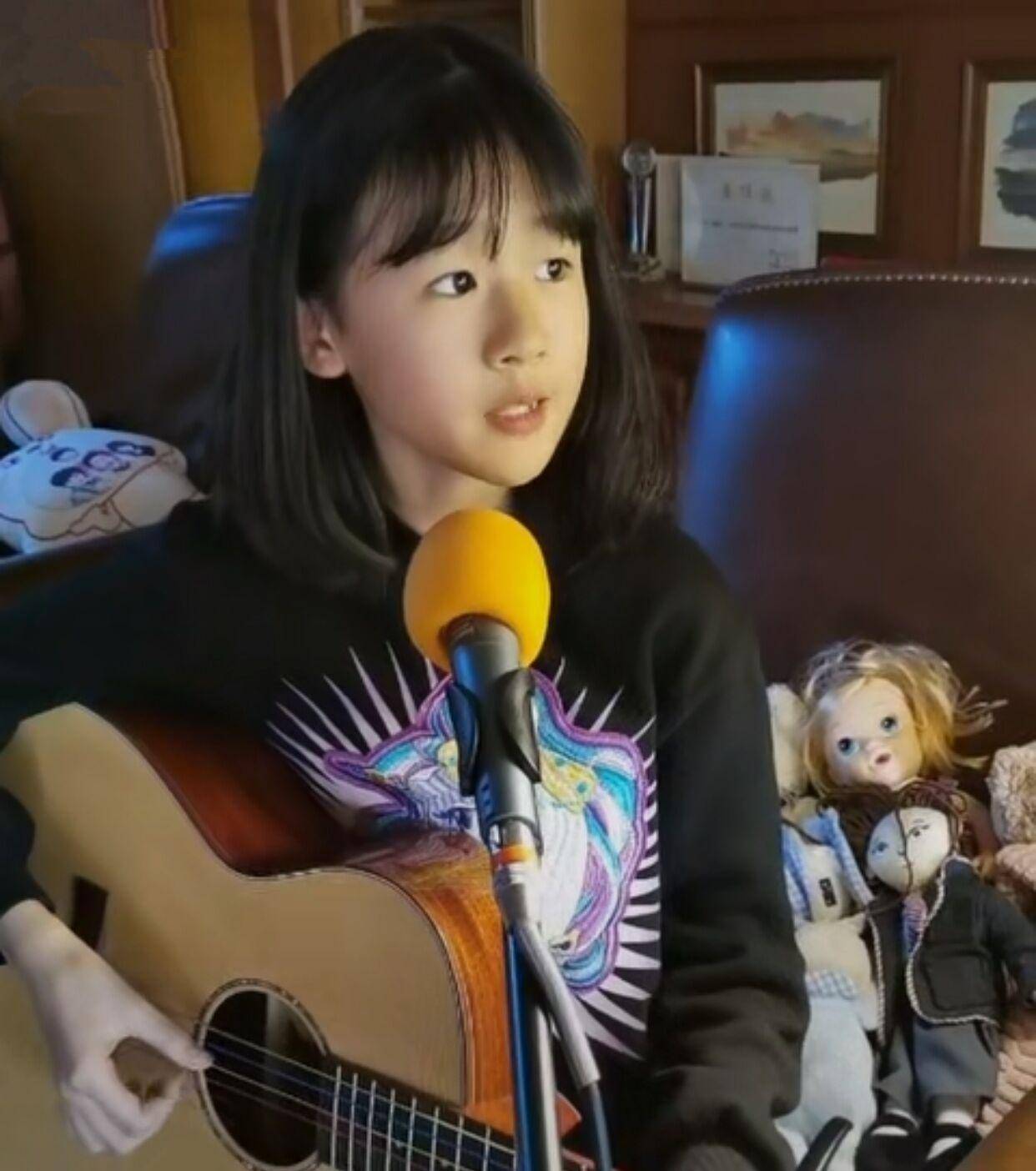 而就在最近,陆毅也是晒出了自己女儿贝儿的一段弹吉他的小视频,这也