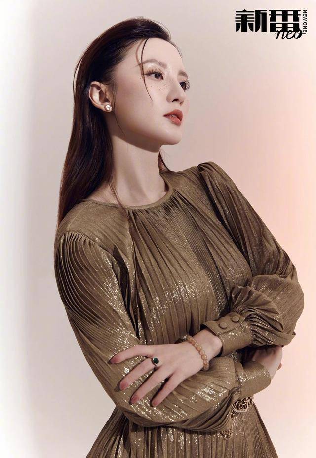 39岁张萌时尚利落,频频营业拍时尚春季大片,搭配满满新意!