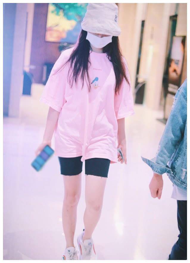 天不怕地不怕就怕杨超越穿粉t,像极了初恋少女,全网恋爱了!