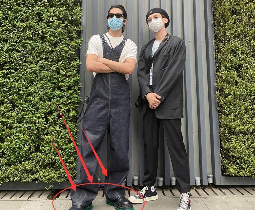 白敬亭身高183井柏然也是183,两人一起拍合照,我却在关注鞋子_王嘉尔