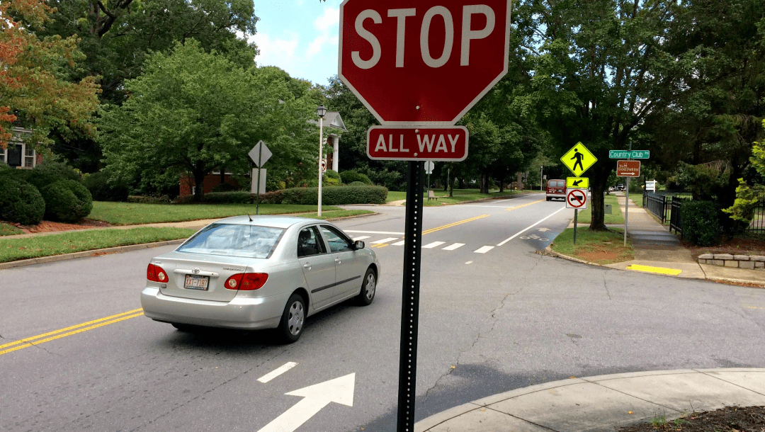 一辆汽车以约60英里的速度超速行驶,且未在4面均有停止路牌(stop sign