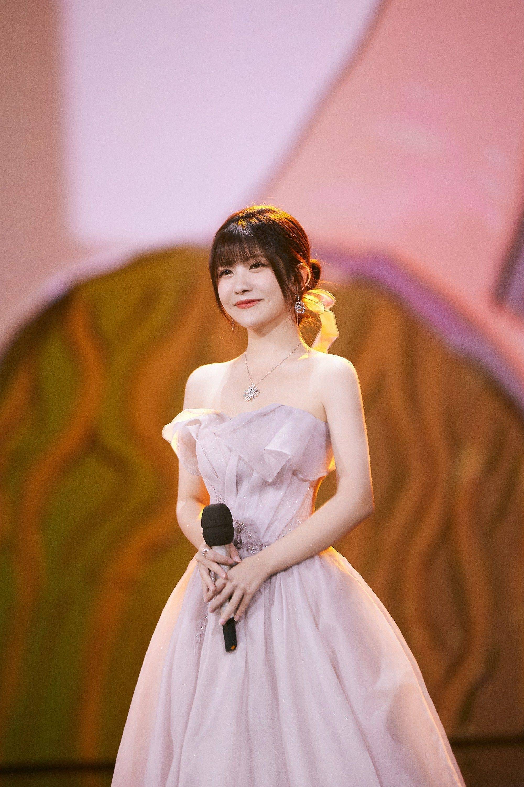 赖美云一字紫色连衣裙性感写真_云一_紫色_连衣裙