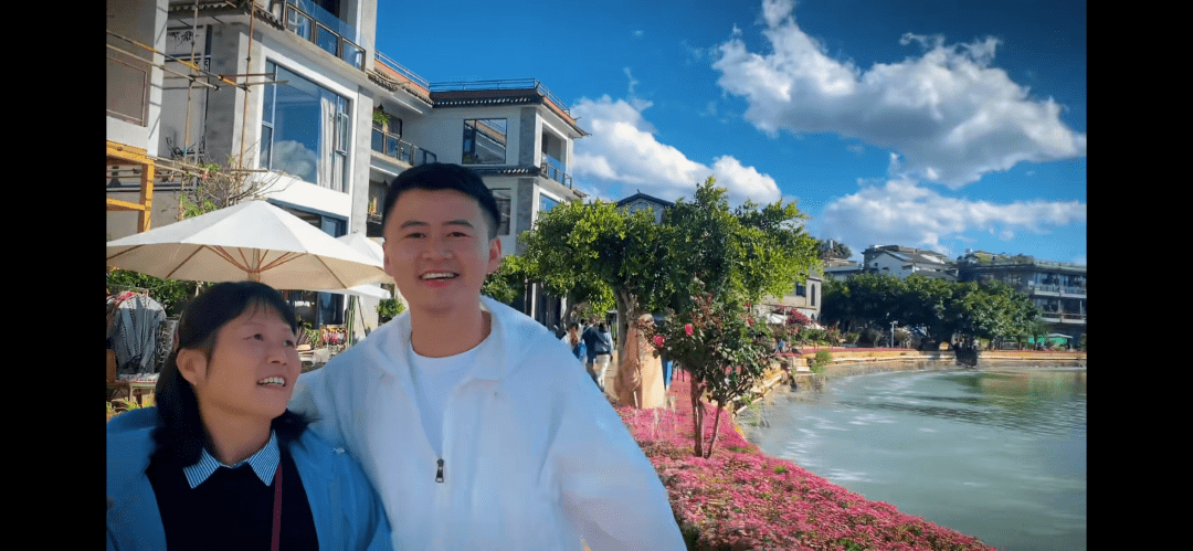 小伙带患癌母亲旅游,网友:这份温情比什么药都管用_汪明辉_妈妈_吉他