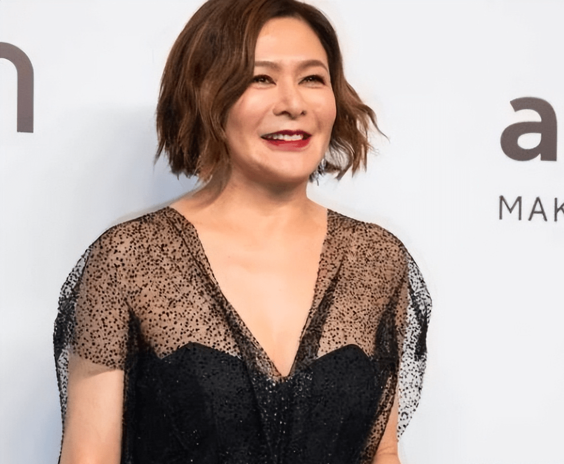 关之琳颜值回春全身照却无法直视,膝盖颜色印证了"岁月"_身材_时候