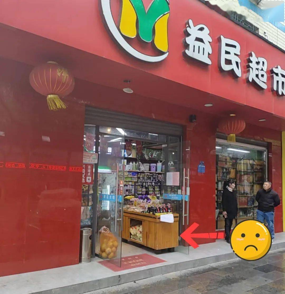 东群路益民超市出店经营▲子龙路中央街区违规店招▲长坂坡与子龙路