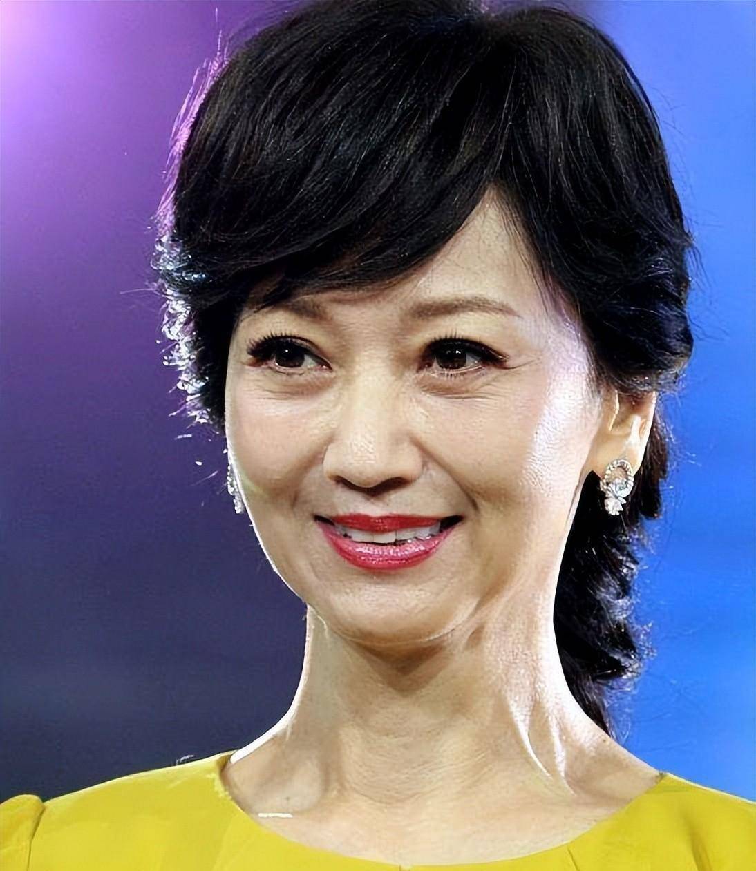 赵雅芝晒图,70岁的她,宛如小姑娘,网友:真实的样子是这样的?