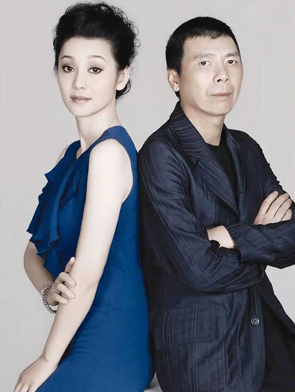 客观地说,无论冯小刚是全家移民,还是送女儿去美国上学,这都是一家人