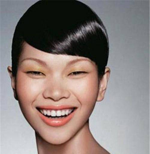 中国人眼里的丑女,在国外受青睐成世界超模,老外丈夫也很宠她_吕燕