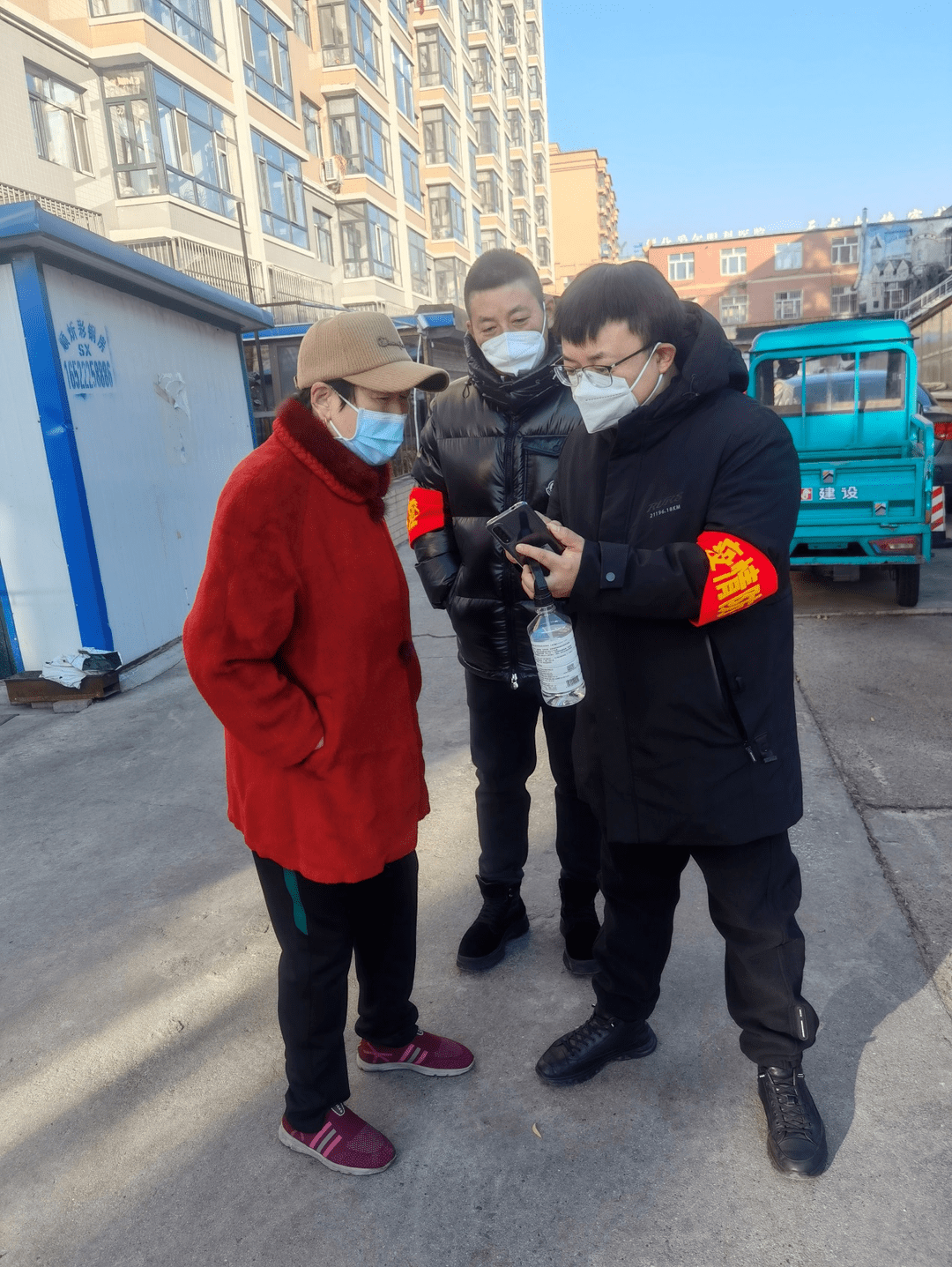 小区居民,退休干部曹文玉为值守教师送饺子市教育局局长霍凤国(左二)
