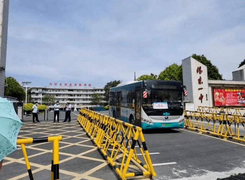 一切准备就绪,根据与学校约定的时间,13辆公交车分赴阳东一中和阳东