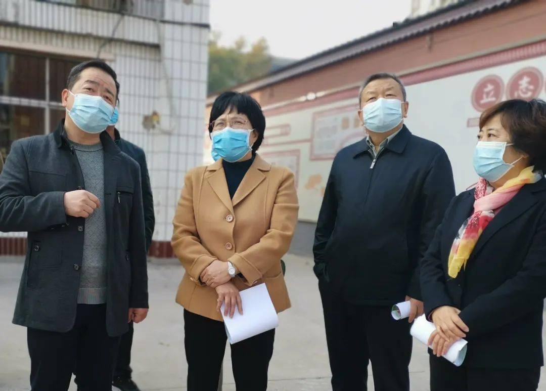 张玲一行深入到文峰区明德小学,南关小学,宝莲寺镇一中实地察看了三所