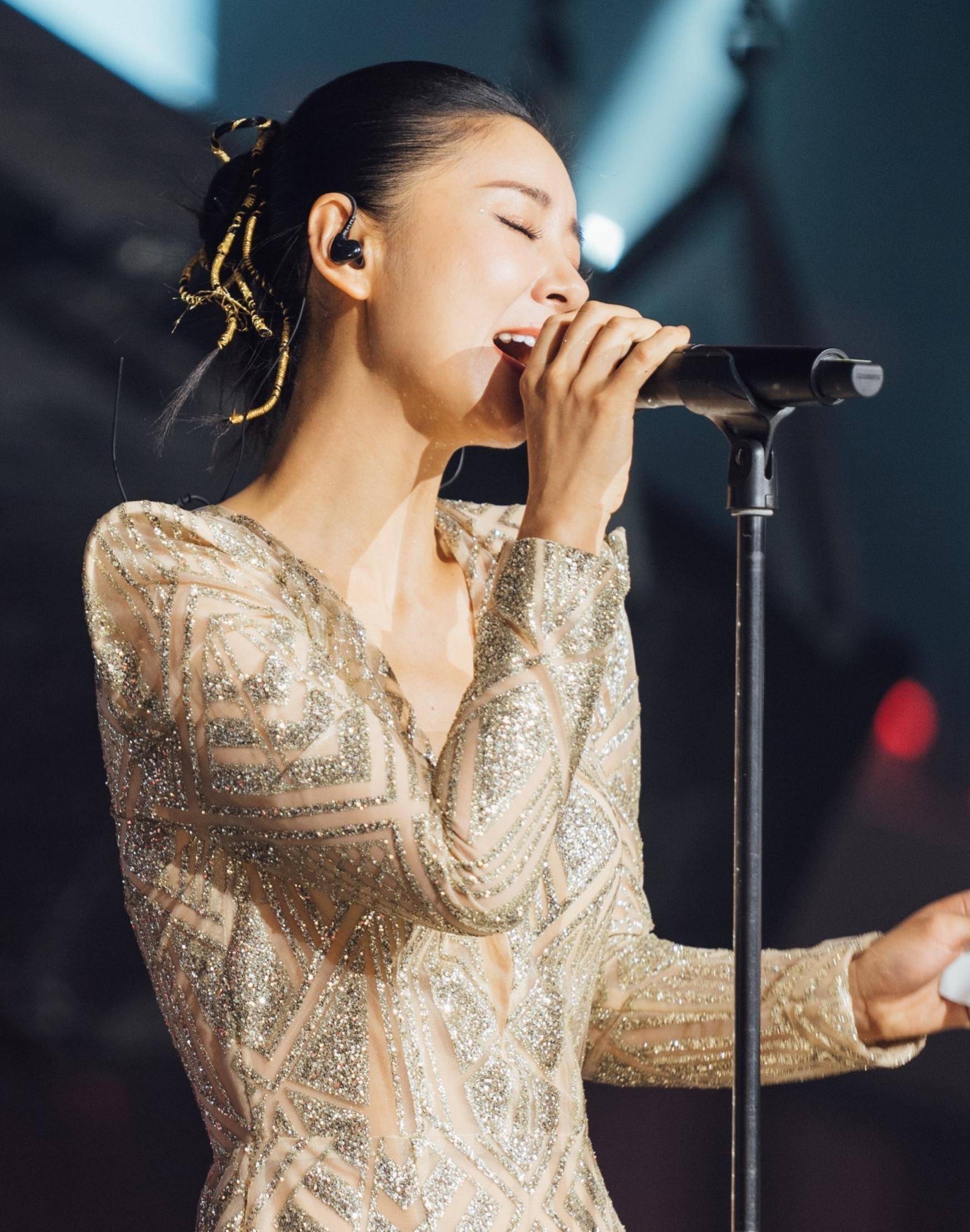 李小萌再度献唱,一袭香槟礼服华丽优雅,网友:王雷真有福气_黑色