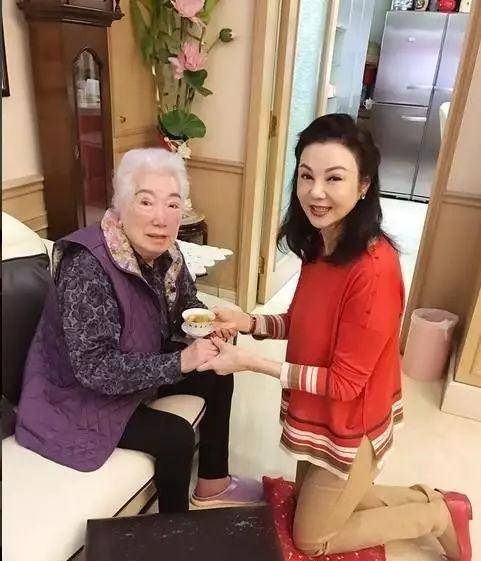 被王祖贤插足和百亿富豪离婚，60岁成女强人，谢玲玲的强硬和骄傲