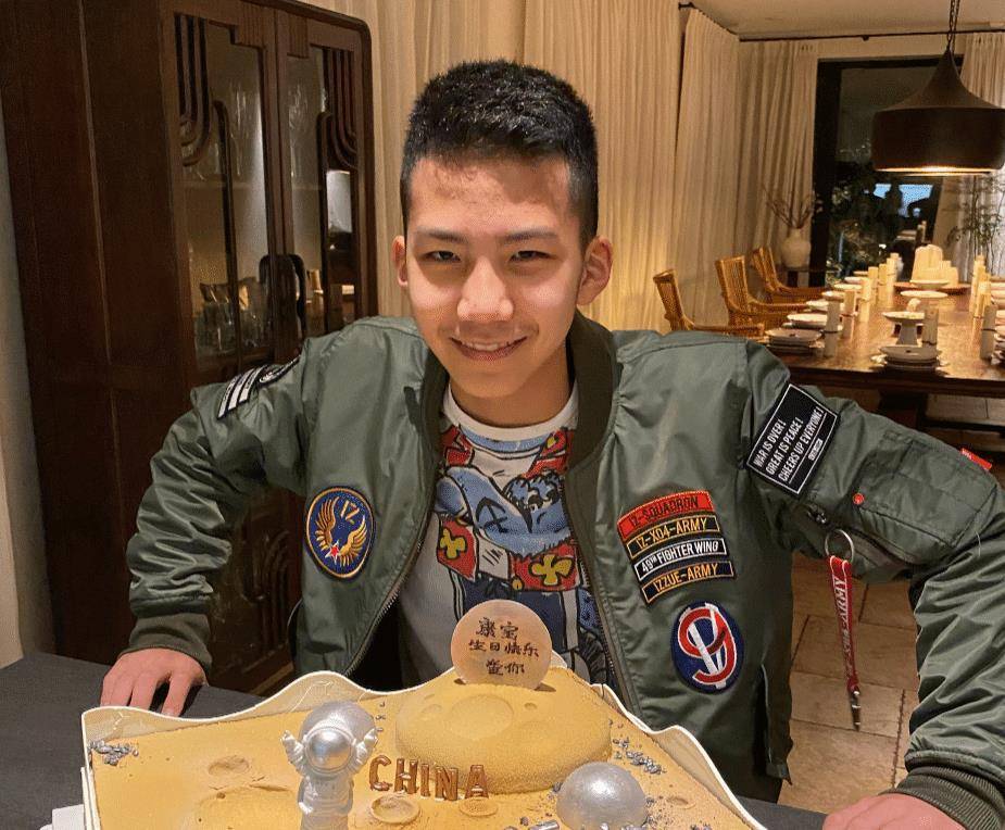 胡军儿子"暴风式"成长,12岁身高超过一米七,五官长开总裁范十足_康康