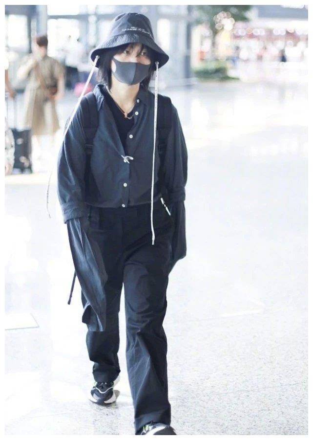 周笔畅咋想的,165的她穿175的衣服,长袖快拖地不怕踩上?