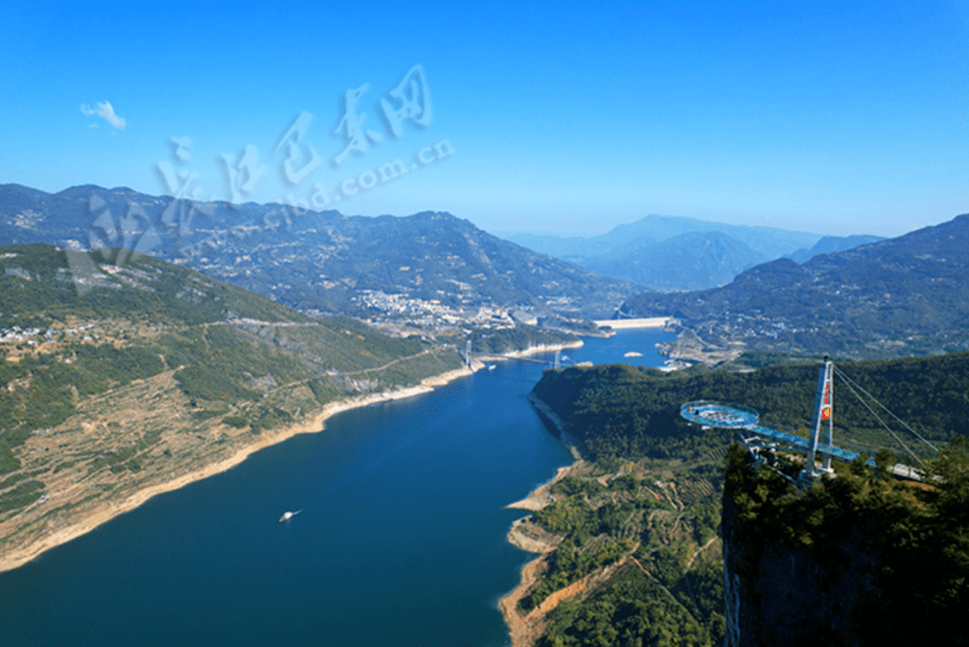 11月2日,一艘游船正溯江而上经过巴东县水布垭镇香浓寨观景平台.