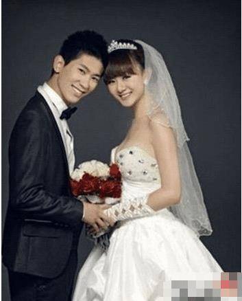 长相也是非常的帅气,身价更是高达上亿,周弋楠也是因此就过上了阔太的