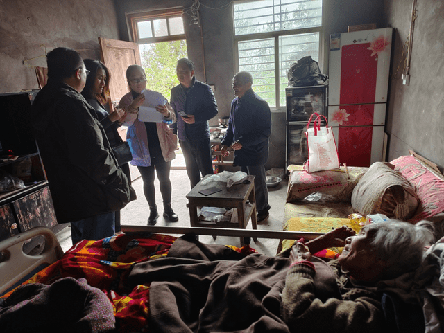 大罗镇中峰寺村村民白桂芳,因病瘫痪在床,住在远离村道路几公里外的