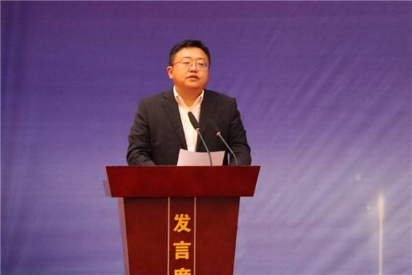 在各方见证下,集团公司董事,副总经理周伟与资中县人民政府副县长