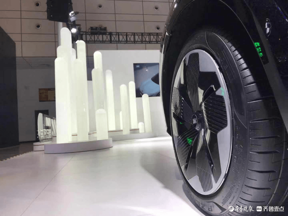 打卡齐鲁国际车展:灯柱展台简约又时尚_搜狐汽车_搜狐网