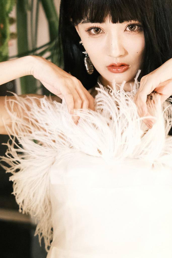 穿羽毛裙秀白美皮肤_长发_齐刘海_徐璐
